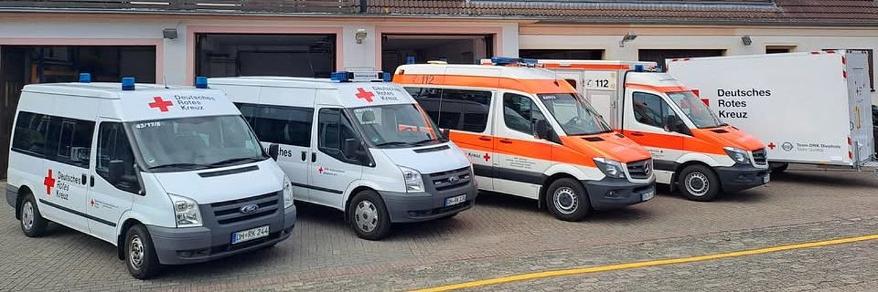 Fahrzeuge DRK Leeste vor dem Haus
