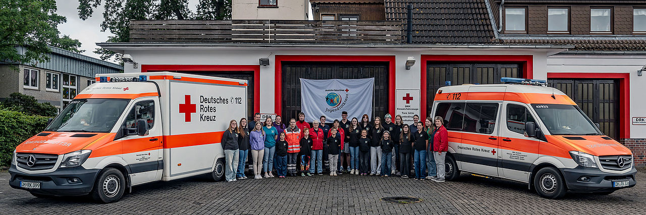 Die Mitglieder des DRK Leeste mit zwei Fahrzeugen vor dem DRK-Heim in Leeste