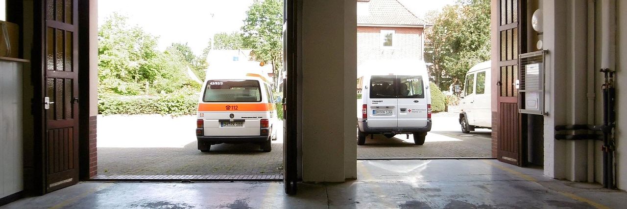 DRK Fahrzeuge vor der Garage